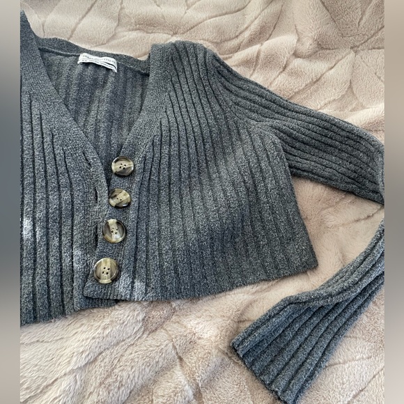 Cropped gray button up cardigan - Picture 2 of 5